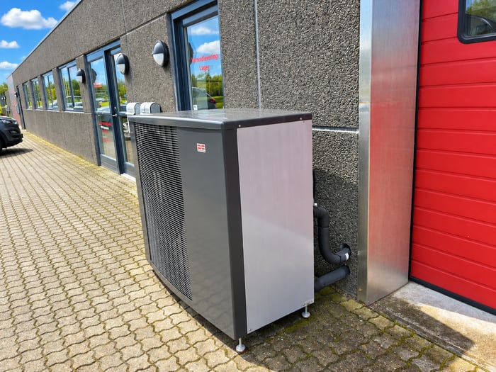 Moderne luft til vand varmepumpe ved lagerbygning